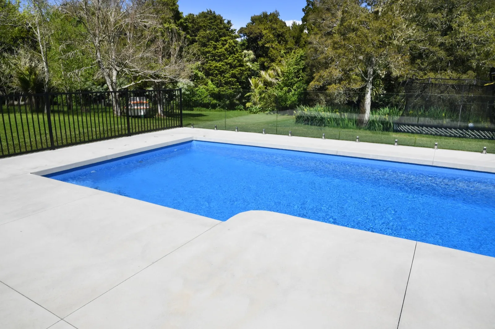 Exposed aggregate concrete patio surface